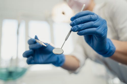 重庆种一颗牙多少钱？2026种植牙价格表：几千到两三万，教你省钱