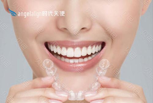 重庆深圳成年人牙缝大怎么矫正？隐形还是烤瓷更靠谱？