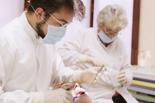 重庆拜博口腔牙齿矫正费用明细，金属、隐形牙套各多少钱？