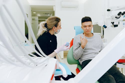 重庆18岁龅牙矫正来得及吗？要多久有后遗症吗